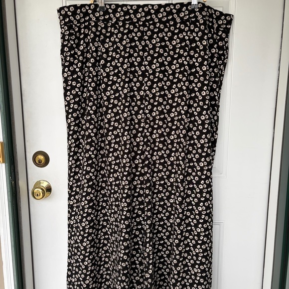 •Torrid• NWT Wide Leg Daisy Ditsy Floral Pants - Size 4X Short - Picture 2 of 12